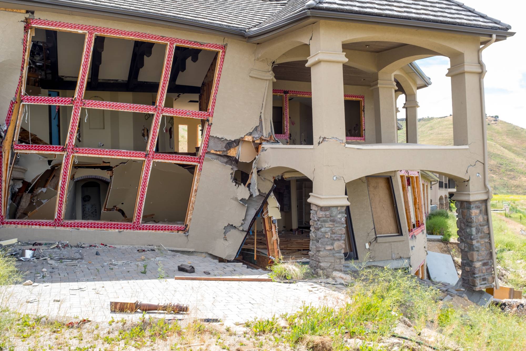 Earthquake proof house tips
