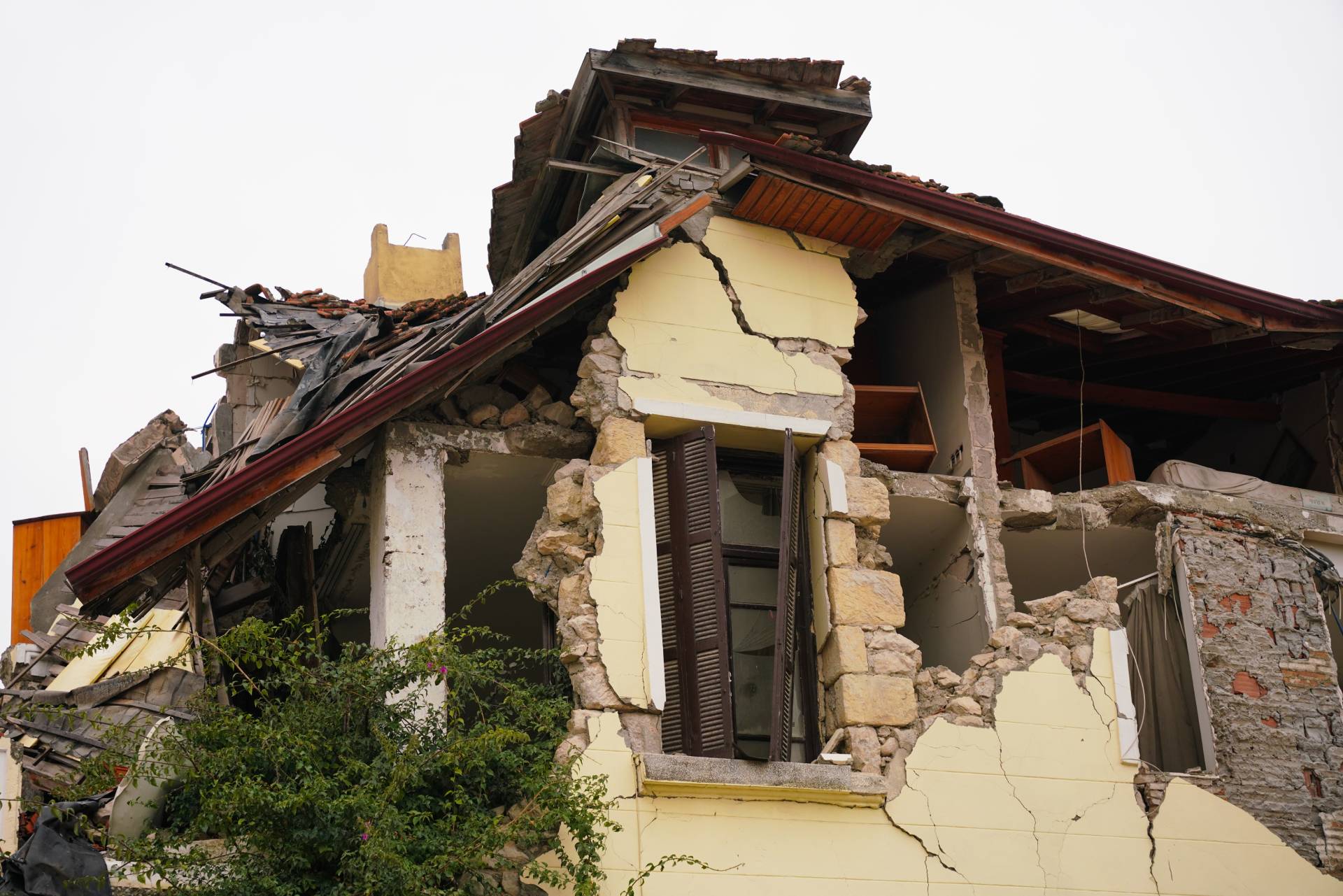 Damaged building due to earthquake